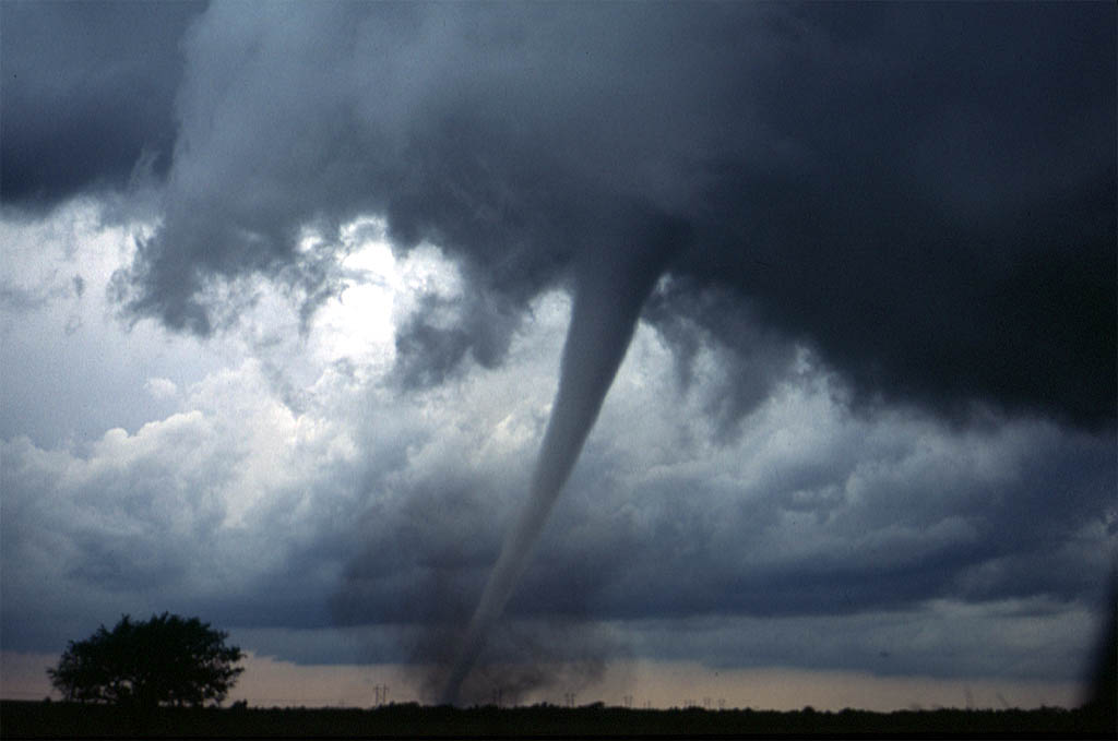 Tak wciąga ludzi tornado na plaży (video)