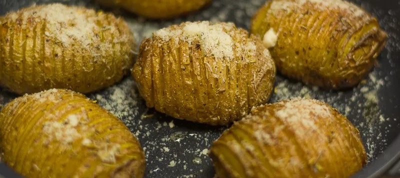 Ziemniaki w wydaniu "hasselback" podbiły serca milionów i nie bez powodu. Szybki i prosty przepis na niebo w gębie
