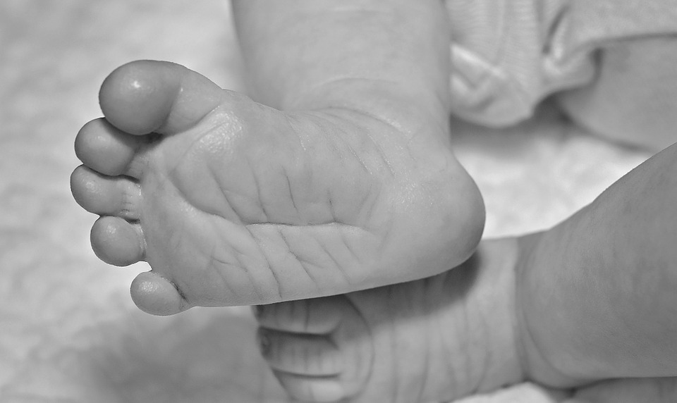 Jej syn zmarł zaraz po narodzeniu. Ale matka nie zamierza pochować go do grobu, chwali się zdjęciami z nim w sieci