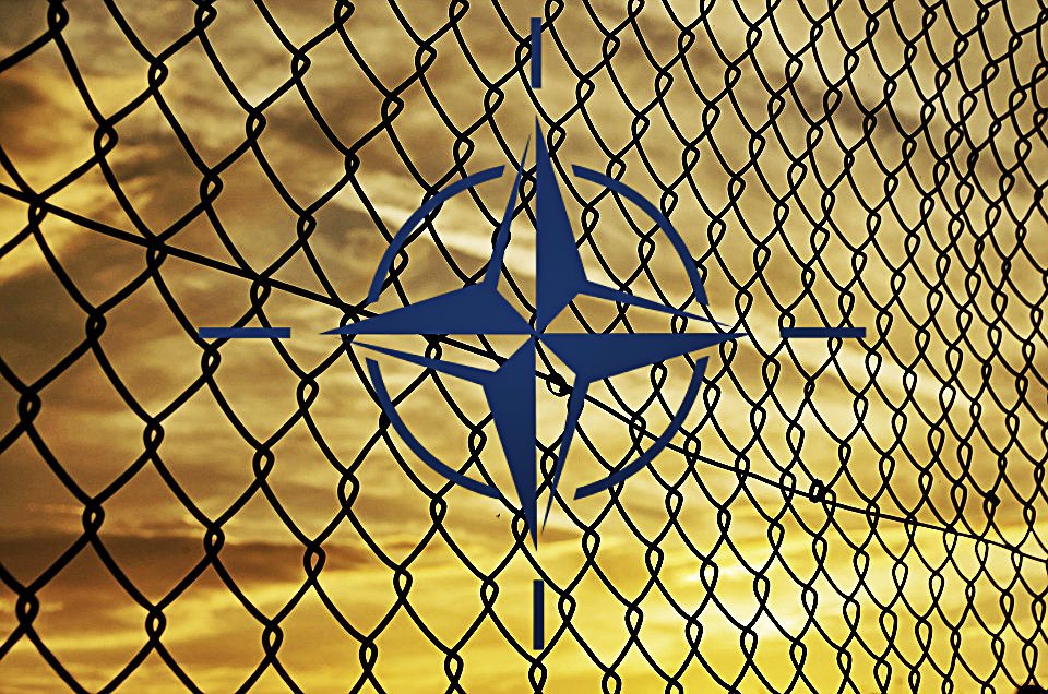 ŻENADA! NATO ośmieszone. Wystarczyła... dziura w siatce