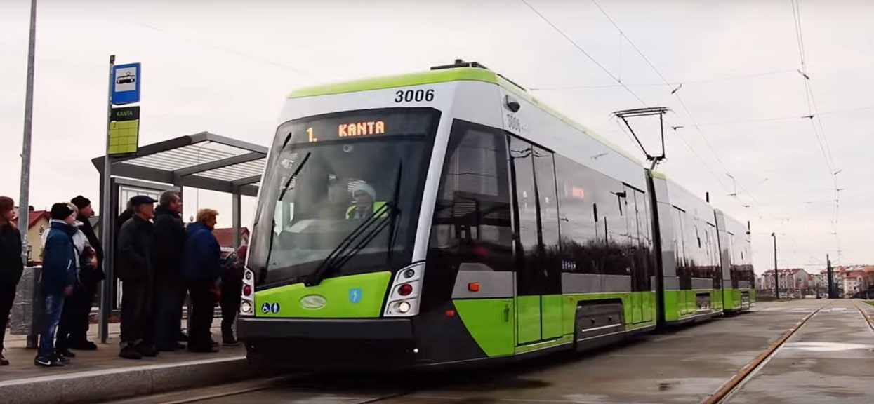 Zrozpaczony 2-latek został sam na przystanku i patrzył, jak jego mama odjeżdża. Chwile grozy dla malucha