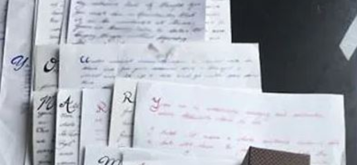 Przez 3 lata dawał swojej dziewczynie literki. W końcu je ułożyła i zalała się łzami