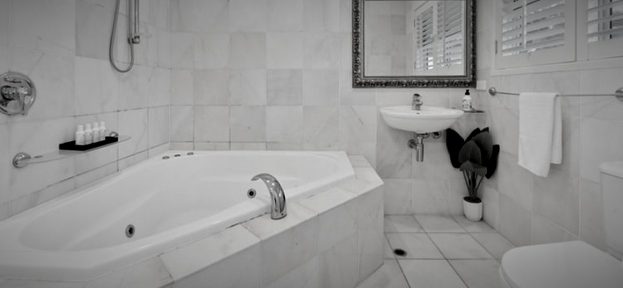 Mężczyzna zameldował się w hotelu. W łazience za toaletą dokonał wstydliwego odkrycia, aż strach myśleć, co tam się działo wcześniej