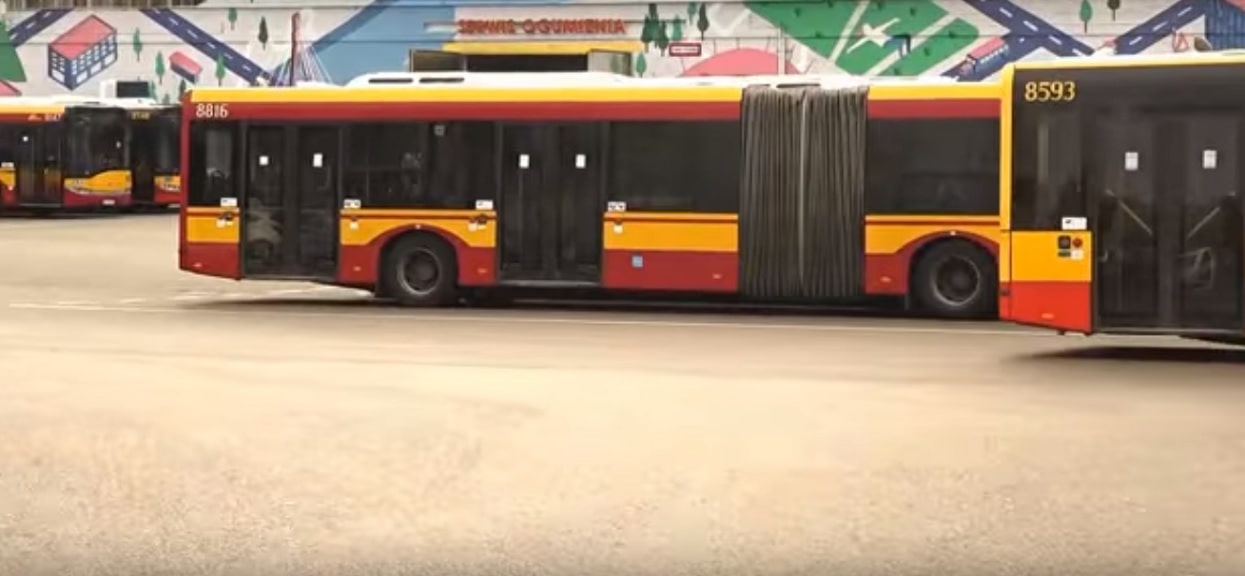 Zboczeniec grasuje w stolicy! Został przyłapany w autobusie na gorącym uczynku, wszystko widać na nagraniu