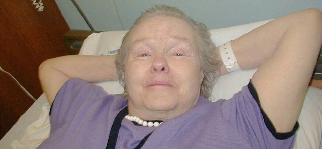 Bezdomna umarła w samotności. Ale na jej pogrzeb przyszły gigantyczne tłumy i nie bez powodu