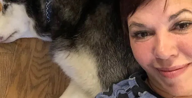 Suczka zaczęła dziwnie naciskać noskiem na jej brzuch. Zbadała się, lekarze wykryli straszną chorobę