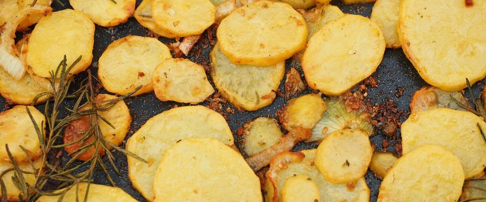 Genialnie prosty przepis na pyszne pieczone ziemniaki, takich jeszcze nigdy nie jadłeś. Sekretem jest popularna przyprawa, wszystko zmienia
