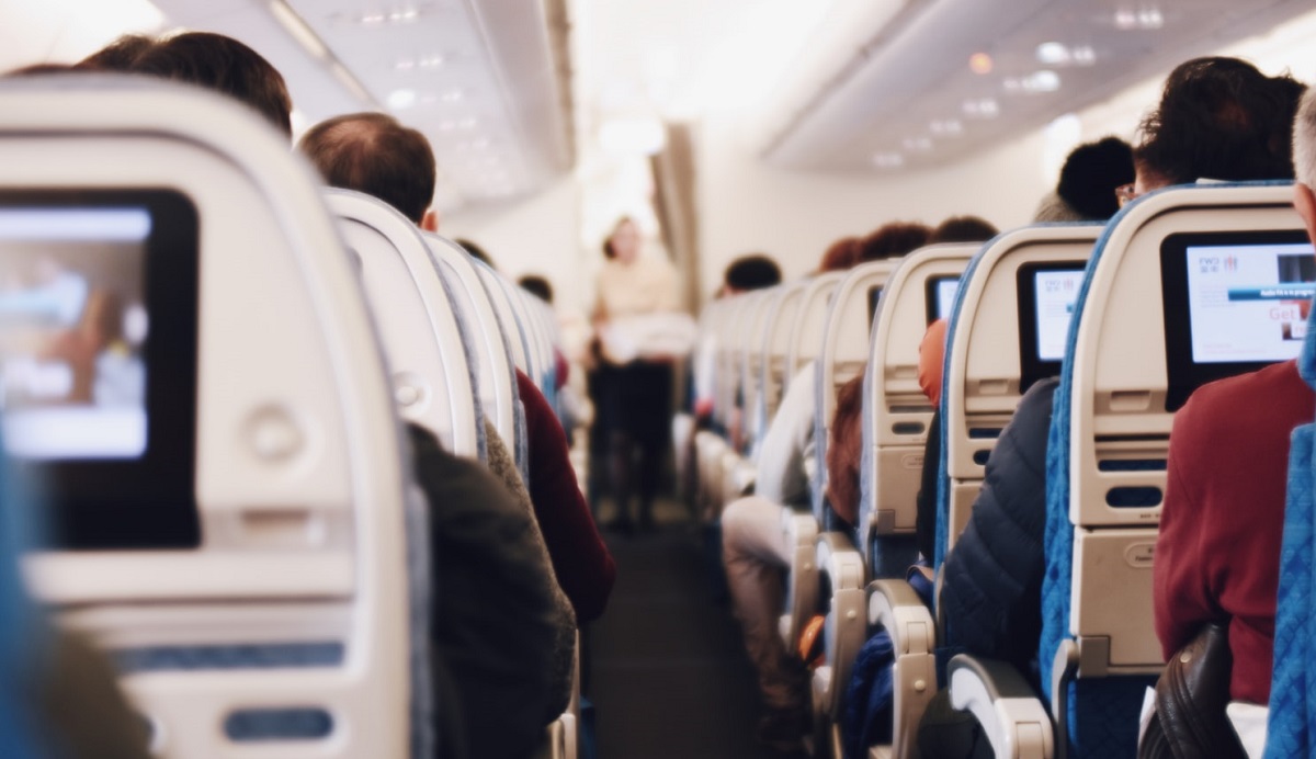 Mężczyzna usłyszał, co szeptali do siebie pasażerowie obok. Nie mógł czekać, natychmiast zawiadomił stewardessę