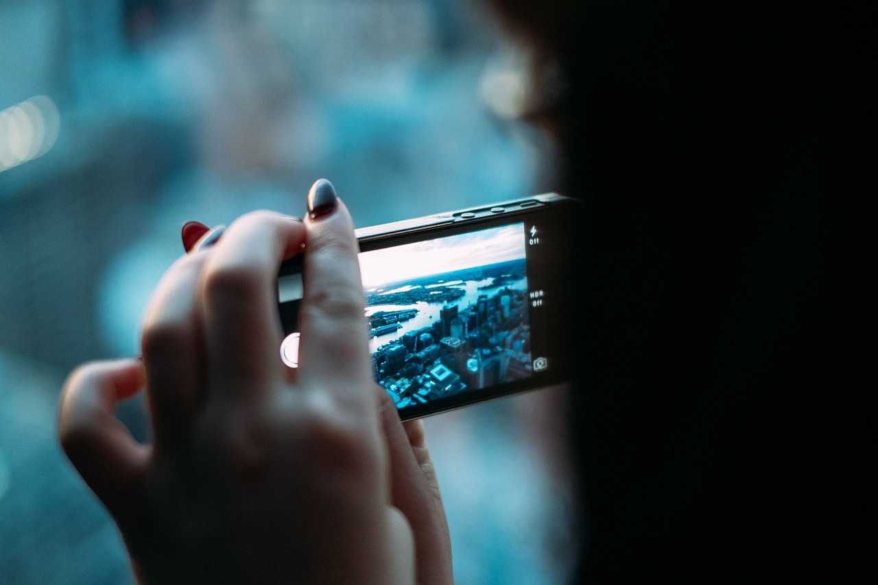 Turystka zrobiła sobie pamiątkowe zdjęcie. Gdy później oglądała fotografię, była sparaliżowana, aparat uchwycił trudną do wytłumaczenia rzecz