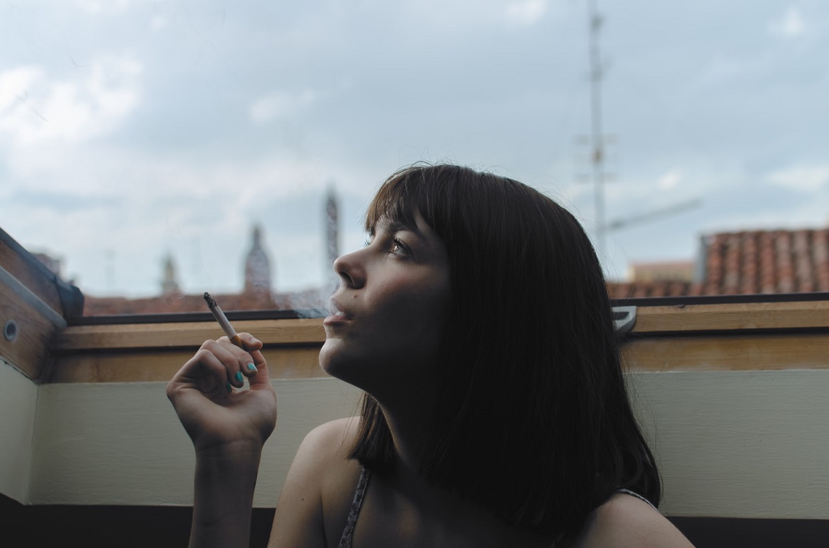 Szef chce obciąć Marcie pensję, bo za często wychodzi na papierosa. "Prześladują mnie z powodu uzależnienia"
