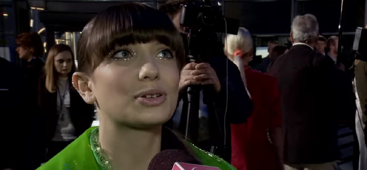 W rowie znaleźli zziębniętą suczkę. Oniemieli kiedy zobaczyli, kogo ochraniała własnym ciałem