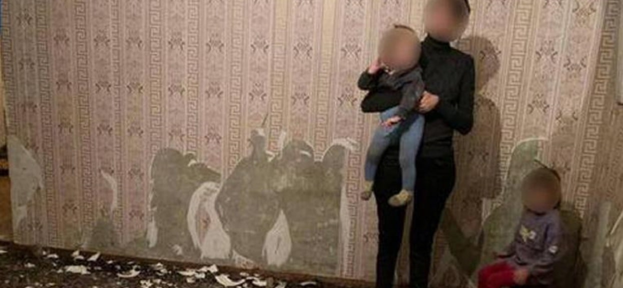 Dzieci były tak wygłodzone, że jadły styropian i tapetę ze ściany. Mieszkańcy są wstrząśnięci rodzinną tragedią