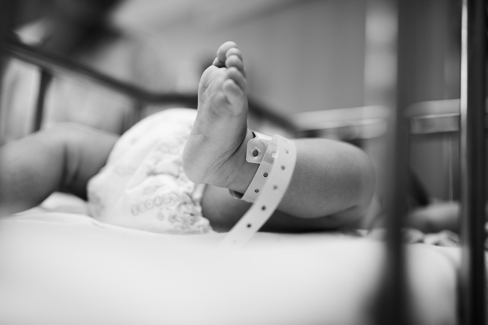 Kilkunastomiesięczna Klara była okropnie poparzona, cierpiała. Lekarze nawet na nią nie spojrzeli, jej mama przekazała jeżące włosy na głowie szczegóły