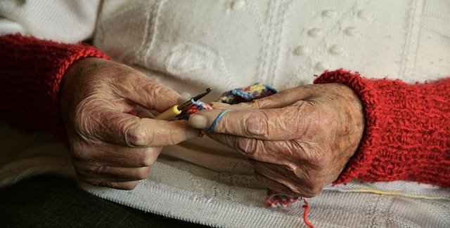 95-letnia pani Stefania robi na drutach skarpetki dla najbardziej potrzebujących. Ma już tylko jedno życzenie