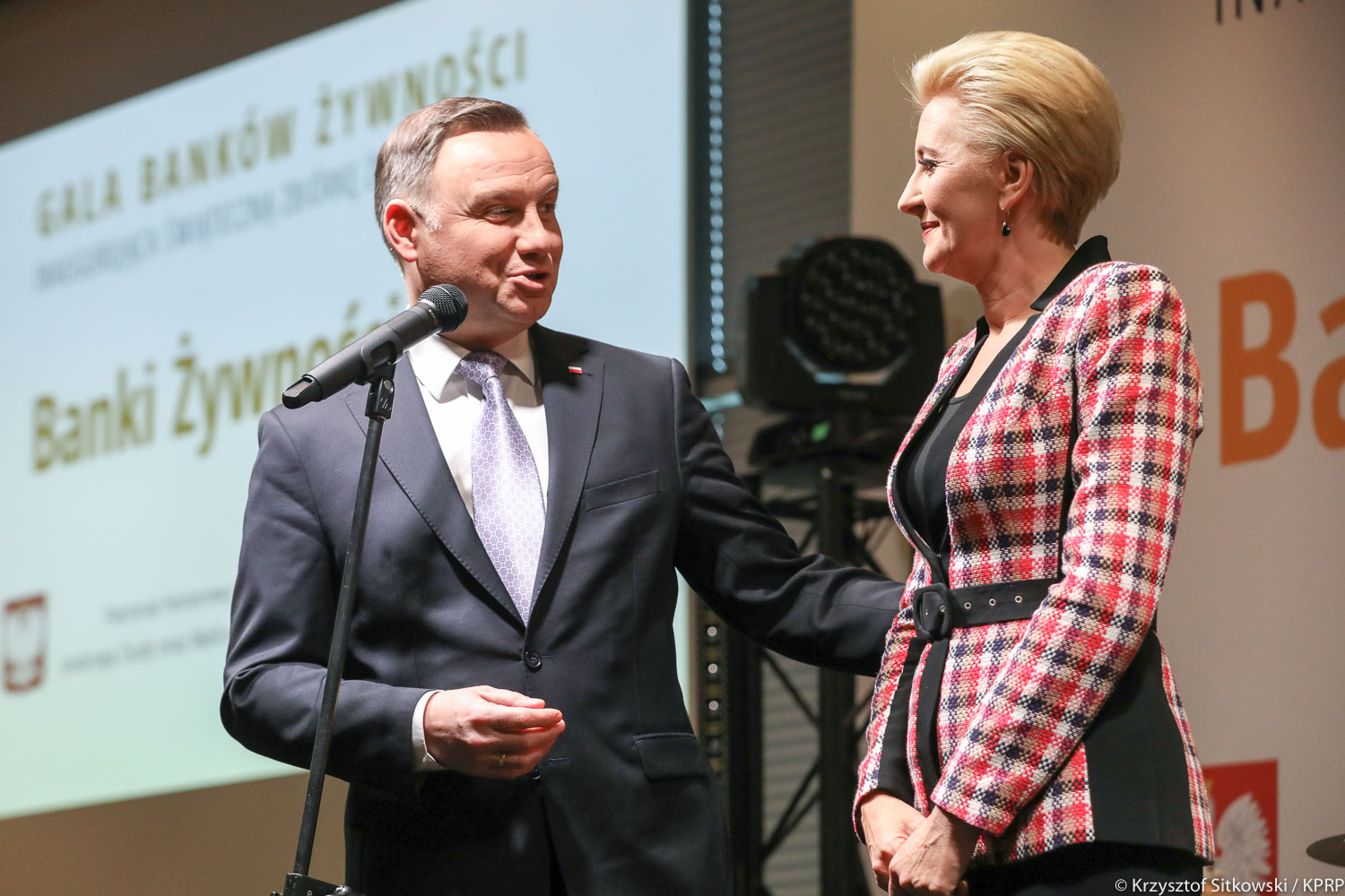 Agata Duda przejęła mikrofon i wystosowała apel do Polaków. Potrzebna jest pomoc