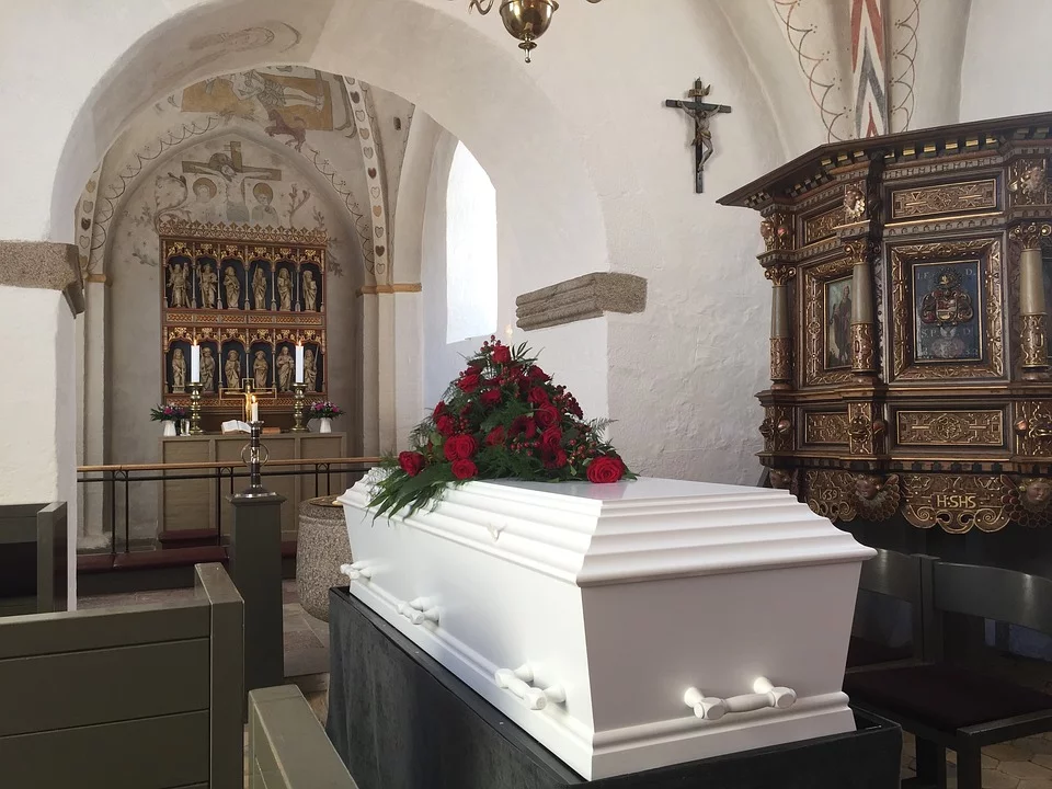 Na pogrzebie z trumny zaczął dochodzić cichy płacz. Podnieśli wieko i ścięło ich z nóg