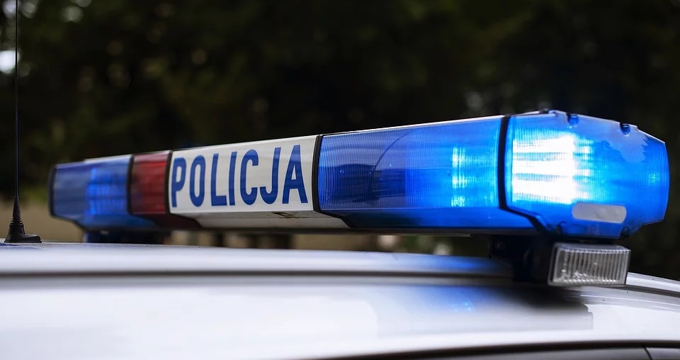 Gdy policjanci zapukali do jej drzwi, nie czekała ani chwili. 14-latka otworzyła okno i wyskoczyła