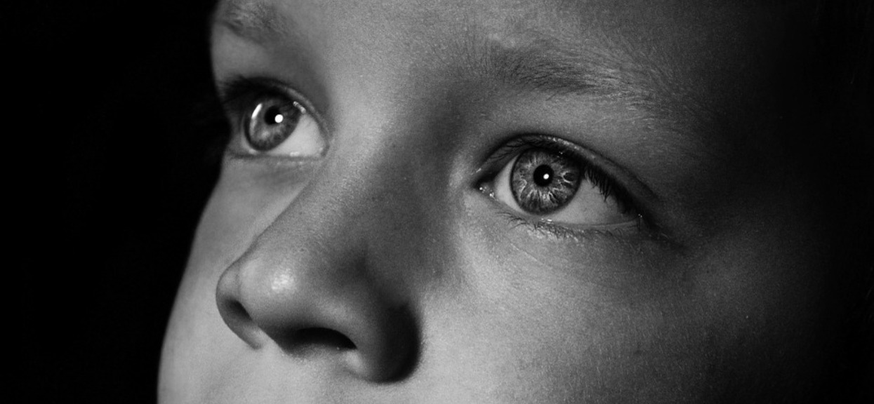Pedofil zakradł się do sypialni 6-latka. Dziecko wypowiedziało kilka słów i stała się niebywała rzecz, nawet policja była zaskoczona