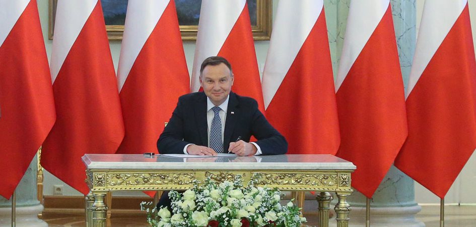 Andrzej Duda stwierdził, że jest moc i pokazał biceps. Polacy składają się ze śmiechu