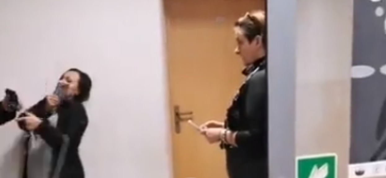 Ksiądz pobił kobietę, która broniła ofiar pedofila. Jest nagranie
