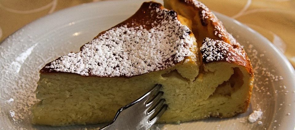 Babcie i mamy mocno się zdziwią. Przepis na bajeczny sernik z sekretnym składnikiem powala na kolana