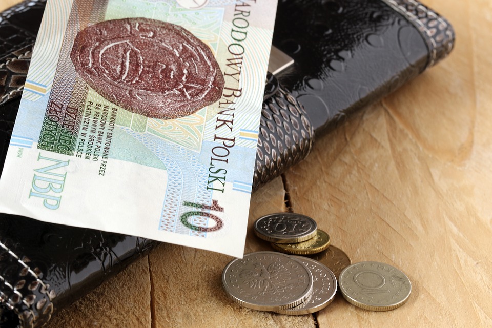 Na umowie masz minimalną pensję, a resztę pieniędzy dostajesz pod stołem? Będziesz mieć poważne problemy