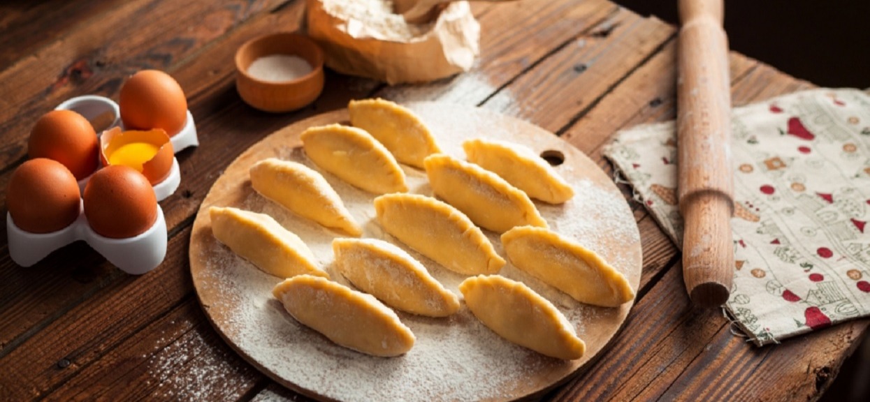 Pierogi z tym farszem to prawdziwy hit na stole. Mało kto potrafi się im oprzeć, każdy poprosi o dokładkę, a potem o przepis