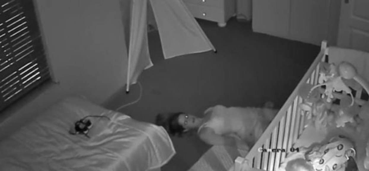 W nocy spojrzał na podgląd z kamery w pokoju syna. Na chwilę zamarł z przerażenia, ale natychmiast tam pobiegł