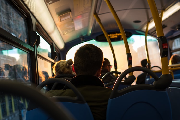 Przyczepił się do niej w autobusie ZTM, kilkanaście osób widziało, jak próbował ją zgwałcić. Ale reakcja gapiów jest wstrząsem