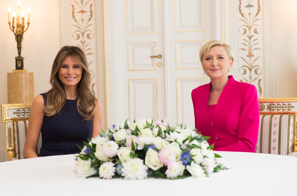Wszyscy zachwycali się choinką Agaty Dudy, ale Melania Trump znowu ją przyćmiła. Nie można oderwać wzroku
