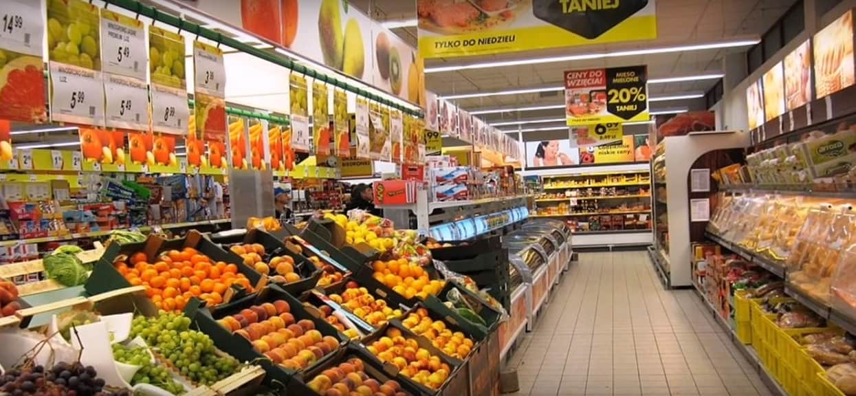 W Lidlu sprzedają mięso za grosze, a w Biedronce tanie sery i słodycze. Najnowsze promocje zwalają z nóg