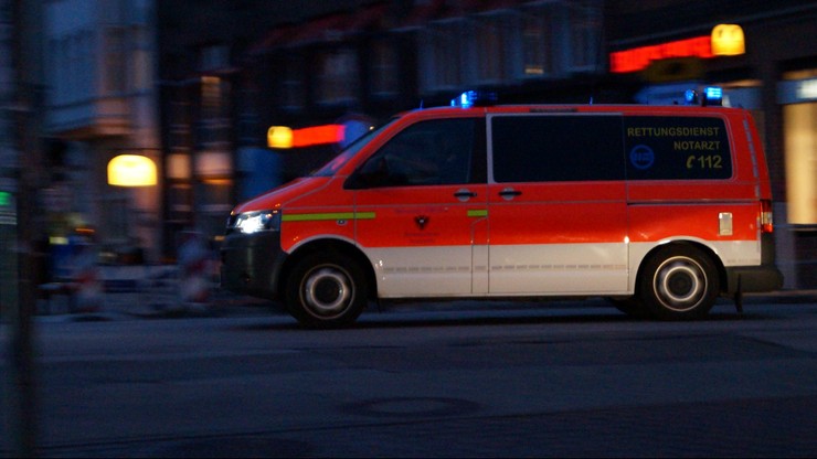 Parkowała samochód, przejechała własną córkę. Trwa dramatyczna akcja ratunkowa