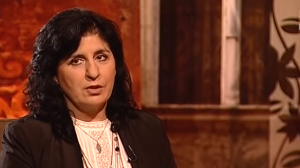 Eleni znalazła nieznane notatki swojej zamordowanej córki. Ich treść jest dobijająca