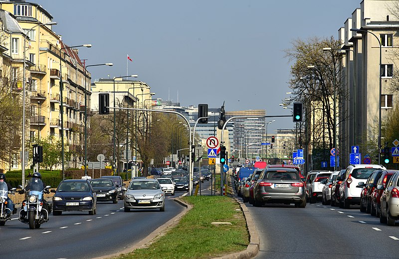 Zakrwawione dziecko w samochodzie. Dramatyczna akcja służb w Warszawie