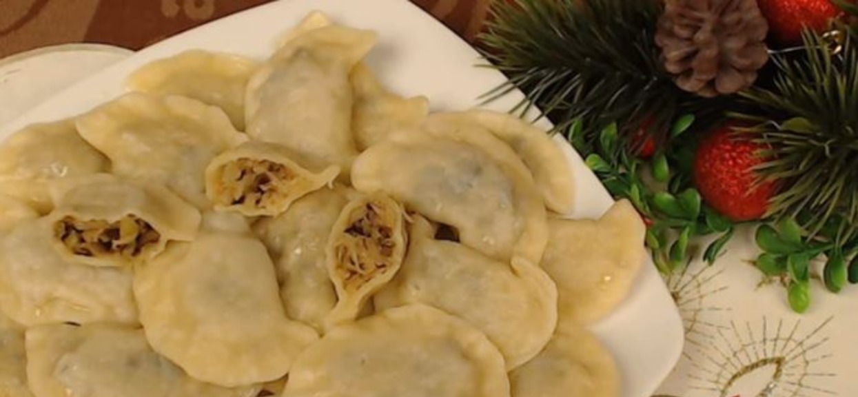 Staropolski przepis na genialne pierogi z kapustą podbije serca domowników. Idealne na święta, co roku będziesz je robić