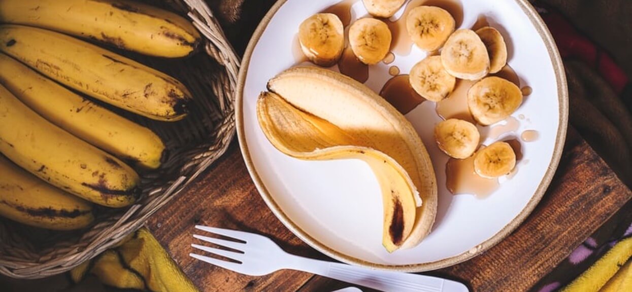 Niechcący zjadła skórkę od banana, a efekt okazał się fenomenalny. Teraz robi to codziennie i każdemu poleca