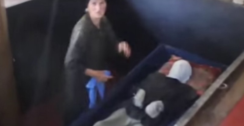 Mama codziennie od 22 lat otwiera trumnę syna. Z niebywałego powodu