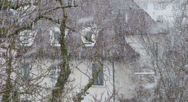 Trwa przybierający na sile atak silnego wiatru w polskiej miejscowości. Przed niebezpieczeństwem ostrzega IMGW