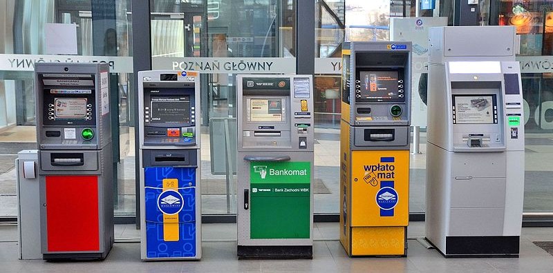 Pilne ostrzeżenie od banków w Polsce. Wypłacając tak gotówkę z bankomatu możesz stracić wszystkie pieniądze