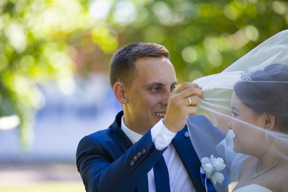 Nagle przed ołtarzem pan młody złapał wybrankę za ramię. Na oczach wszystkich wypowiedział słowa, po których zalała się łzami