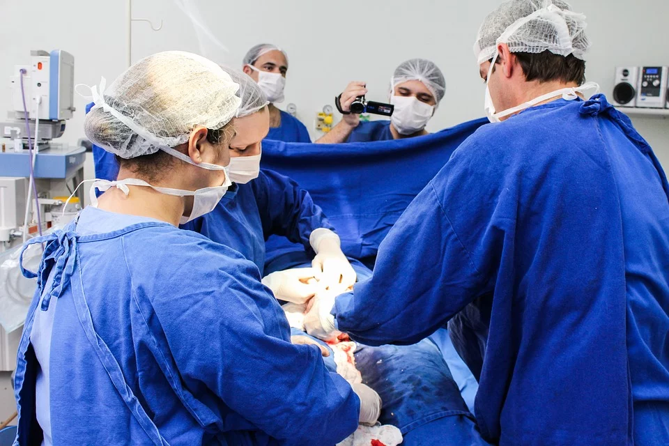 Lekarze odbierali poród trojaczków. Kiedy zobaczyli, jak wyglądał ostatni noworodek, pobledli z wrażenia
