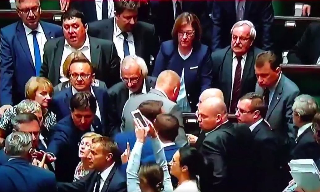 Sejm zamienił się w izbę lansu i żenady. Co oni wyprawiają? (VIDEO)