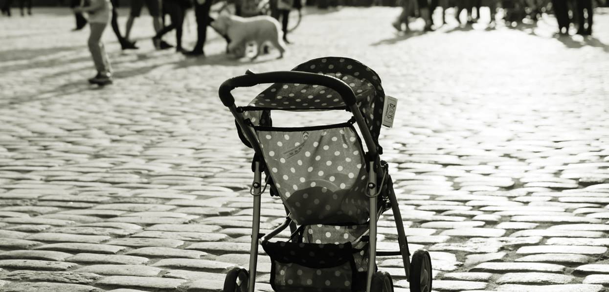 Wstrząs na polskiej ulicy, przechodnie zdruzgotani. Wyjęła syna z wózka i zaczęła mu robić tak chore rzeczy, że jego ciało nie wytrzymało