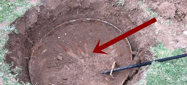 Mężczyzna przypadkiem odkrył w ogrodzie metalową pokrywę. W końcu udało mu się ją podnieść, zobaczył wnętrze i ścięło go z nóg