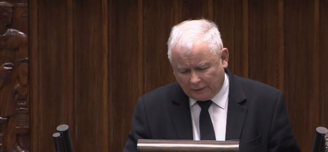 Karetka pod domem Kaczyńskiego. PiS milczy