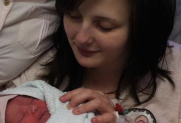 Urodziła w wieku 14 lat, musiała rzucić szkołę, żeby zająć się dzieckiem. Po 6 latach pokazała, jak wygląda ich życie, ciężko powstrzymać łzy