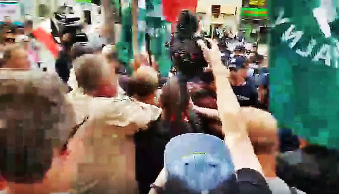 Bójka na ulicach Warszawy! Narodowcy pobili się z KOD (video)