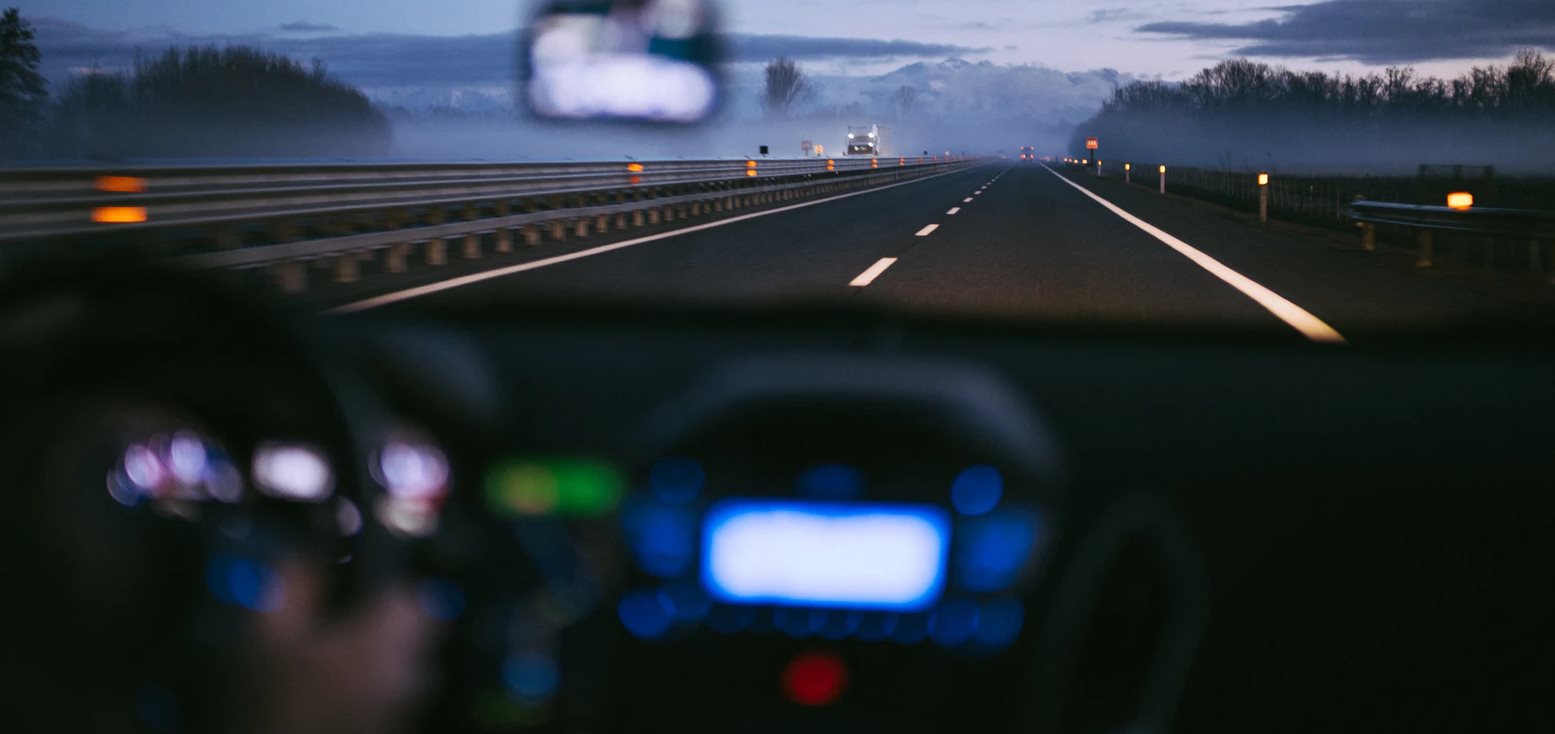 Jechała autostradą z synem, kiedy zauważyła dziwne zachowanie innych kierowców. Natychmiast podała dziecku telefon
