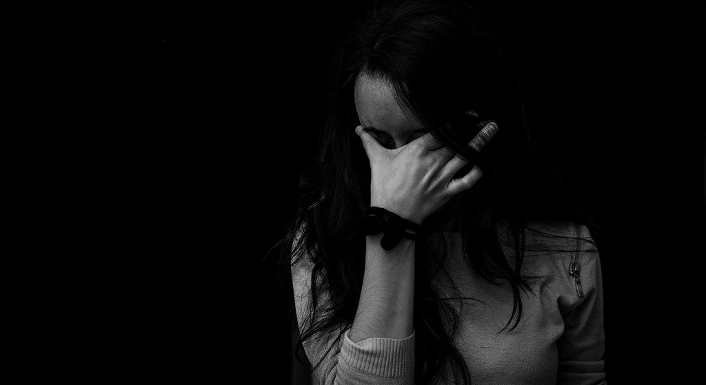 Była przekonana, że jej dziecko nie żyje. Po 30 latach dostała wiadomość, poznała okrutną prawdę i zalała się łzami