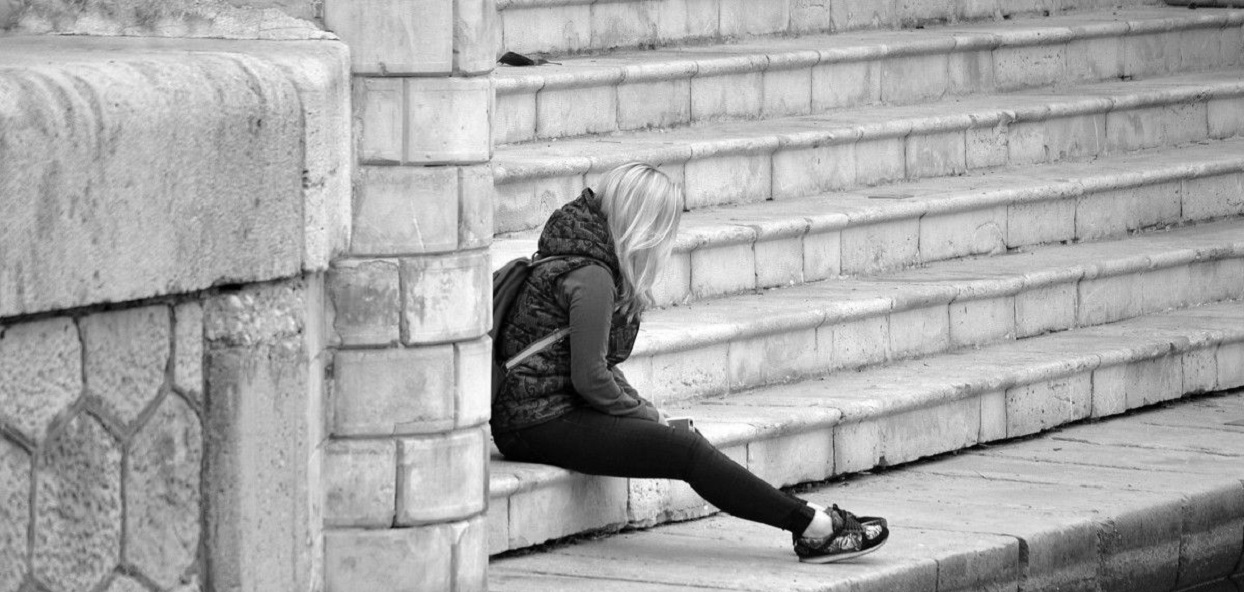 Sara myślała, że boli ją brzuch od miesiączki. Wkrótce znaleźli ją martwą